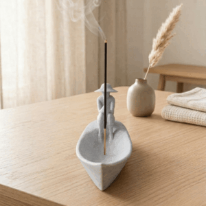 Porta-Incenso Pescador Zen Still Waters 17cm - Efeito Mármore 3D - Design Minimalista Europeu